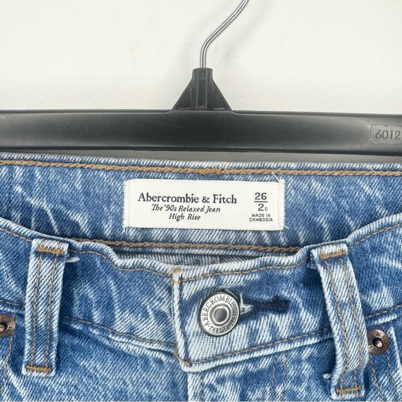Abercrombie & Fitch 90’s Relaxed Fit High Waisted Jeans Medium Wash Size 2 - Picture 4 of 6